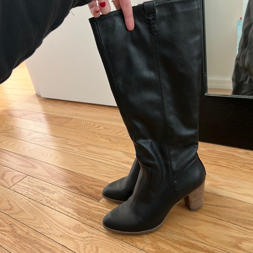 Bass Women’s boots. Size 8.5. Hits right below knee